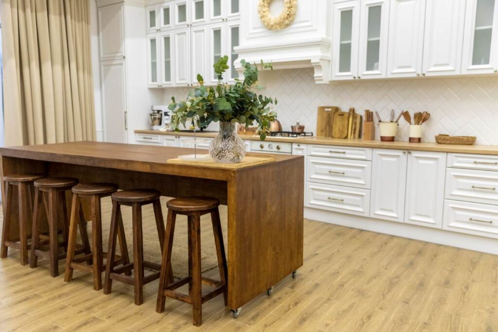 cocina de colores claros con isla de madera
