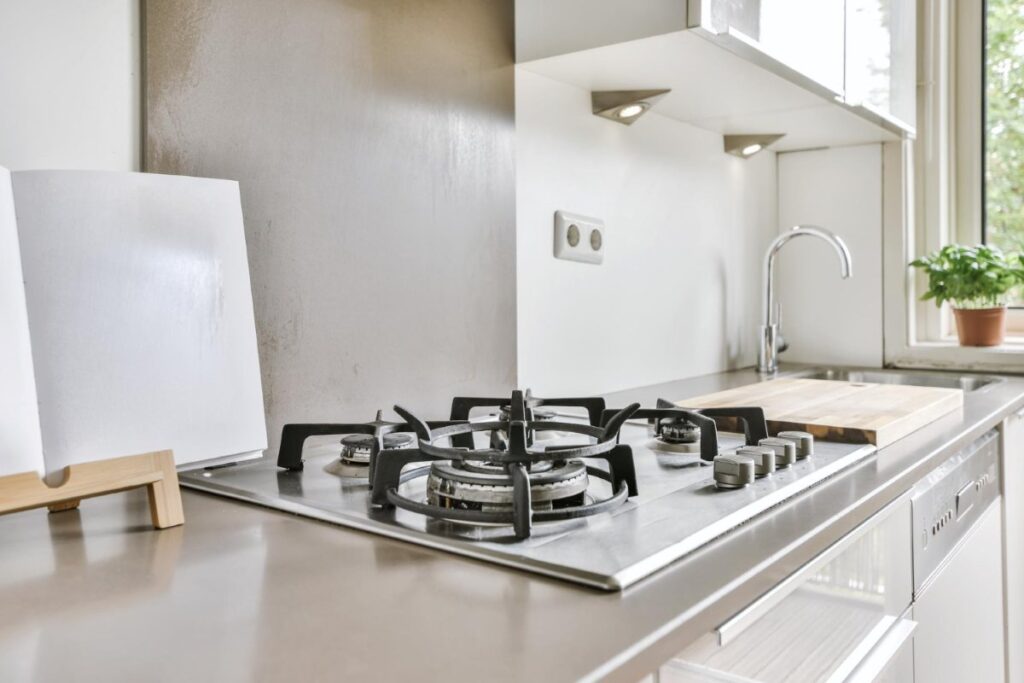distancia recomendada de los enchufes en la cocina