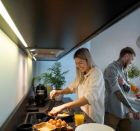 pareja cocinando en una cocina abierta
