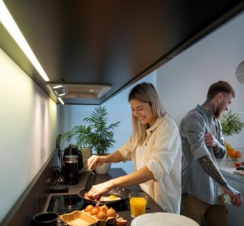 pareja cocinando en una cocina abierta