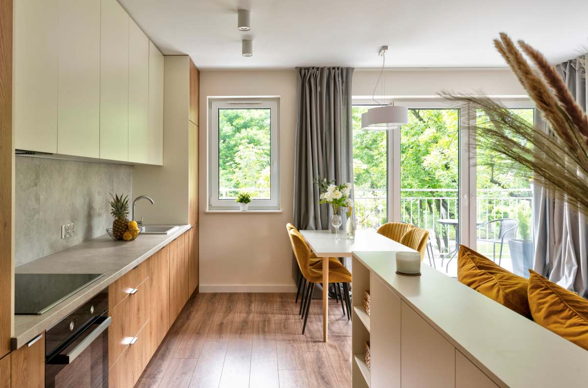 ¿Cómo iluminar una cocina abierta al salón?