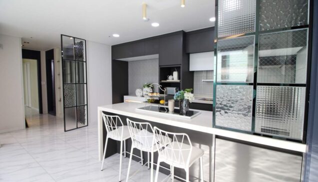 Cocina con cristalera